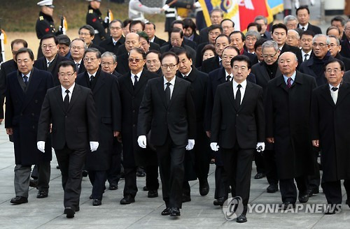 현충원 참배하는 이명박 전 대통령      (서울=연합뉴스) 김현태 기자 = 이명박 전 대통령(앞줄 가운데)이 새해 첫날인 1일 오전 동작구 국립서울현충원을 참배하고 있다.     mtkht@yna.co.kr