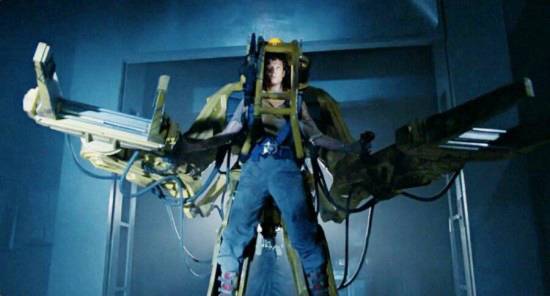 1986년에 개봉한 '에일리언2'에 나온 파워로더. 영화에서 인간이 로봇에 탑승해 에일리언과 싸움을 벌였다. [사진 영화영상 캡처]