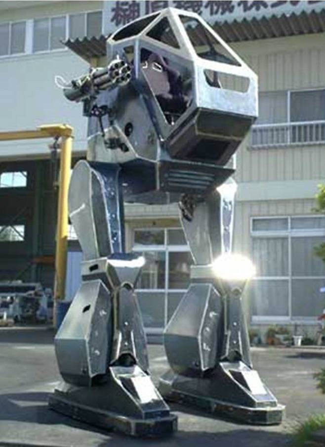 2006년 일본에서 만든 '랜드워커'는 영화 스타워즈 에피소드6에 등장한 AT-ST의 디자인과 닮았다. 이 로봇은 인간이 탑승해 4개의 패달을 이용해 움직일 수 있고 두 개의 공기총으로 스펀지 총알을 발사한다. [사진 유투브 캡처]