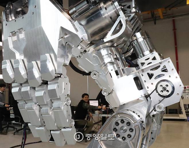 `메소드-2`의 손가락과 무릎관절. 손가락은 조종석에 탑승한 사람이 버튼으로 제어할 수 있으며 무릎은 전체 밸런스를 유지하는 중요한 기능을 한다.