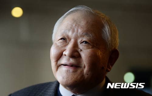 【서울=뉴시스】임태훈 기자 = 극단 '산울림' 임영웅 예술감독이 27일 오후 서울 마포구 산울림 소극장에서 뉴시스와 인터뷰를 하고 있다. 2016.12.28.   taehoonlim@newsis.com