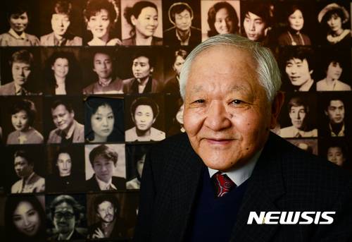 【서울=뉴시스】임태훈 기자 = 극단 '산울림' 임영웅 예술감독이 27일 오후 서울 마포구 산울림 소극장에서 뉴시스와 인터뷰에 앞서 포즈를 취하고 있다. 2016.12.28.   taehoonlim@newsis.com