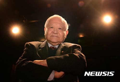 【서울=뉴시스】임태훈 기자 = 극단 '산울림' 임영웅 예술감독이 27일 오후 서울 마포구 산울림 소극장 무대에서 뉴시스와 인터뷰에 앞서 포즈를 취하고 있다. 2016.12.28.   taehoonlim@newsis.com