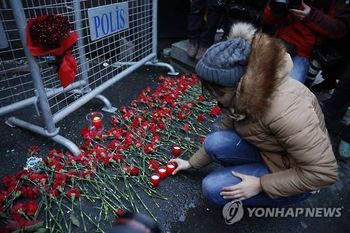 1일(현지시간) 총격 테러가 발생한 터키 이스탄불 레이나 나이트클럽 앞에 추모객들이 놓은 꽃[EPA=연합뉴스]