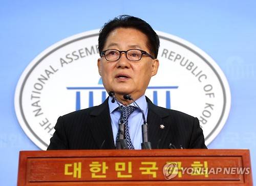 당대표 선거 출사표 던지는 박지원      (서울=연합뉴스) 황광모 기자 = 국민의당 박지원 전 비상대책위원장 겸 원내대표가 2일 오전 국회에서 당 대표 출마를 선언하고 있다.  hkmpooh@yna.co.kr