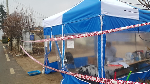 (포천=연합뉴스) 최재훈 기자 = 2일 오후 경기도 포천시에 있는 고양이 AI 발병 가정집 앞에 관계당국이 설치한 검역 초소가 있다.2017.1.2  jhch793@yna.co.kr