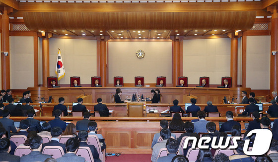 지난 1월3일 오후 서울 종로구 헌법재판소 대심판정에서 박한철 헌재소장 등 재판관 9명 전원이 참석한 가운데 박근혜 대통령 탄핵심판 첫 공개변론이 열리고 있다. 2017.1.3/뉴스1 © News1 유승관 기자