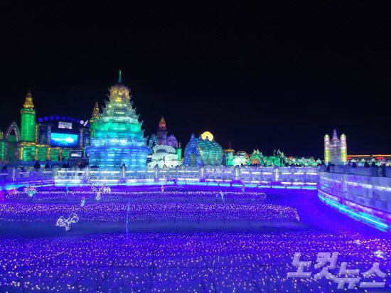 하얼빈 빙설제의 화려한 조명이 밤하늘을 비추고 있다. 빙설제가 펼쳐지는 1월의 하얼빈은 여행하기 딱 좋은 시기다.(사진=노랑풍선 제공)