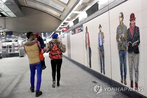 (뉴욕 AFP/GETTY IMAGES=연합뉴스) 새해 1일(현지시간) 새로 개통된 미국 뉴욕의 '2번가 지하철' 노선의 역사 벽면은 유명 예술가들의 작품이 전시돼 있다. quintet@yna.co.kr