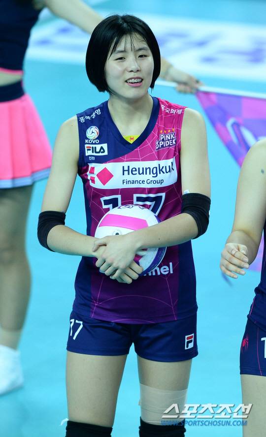 밝은 미소로 경기를 준비하고 있는 흥국생명 이재영.