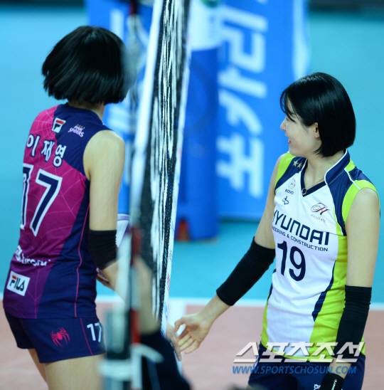 인사 나누고 있는 이재영-이다영.