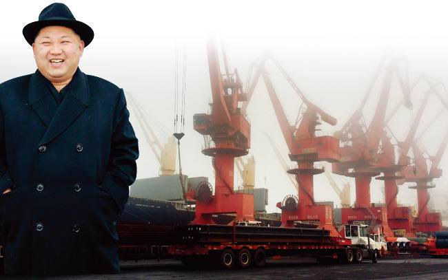 미국과 중국의 갈등은 북한 김정은 조선노동당 위원장에게는 크게 즐거워할 일이다(왼쪽)[노동신문]. 북한 공산품이 수입되는 중국 산둥성 르자오항. 시진핑의 중국은 공식적으로는 북한산 제품의 수입을 제한하는 척하면서 비공식적인 거래는 폭주하고 있다.  [동아일보]