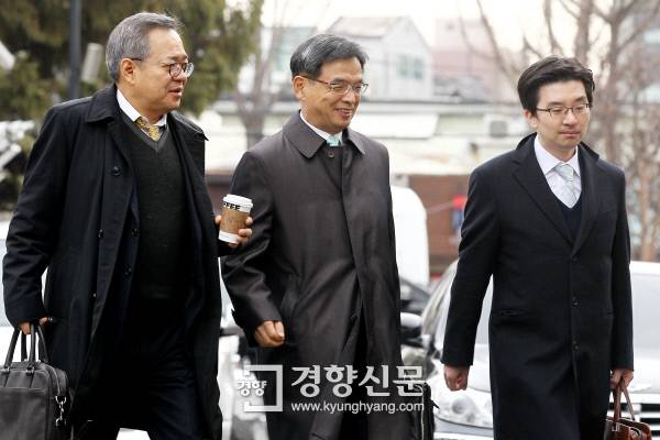 이중환 변호사를 비롯한 박근혜 대통령측 법률대리인단이 5일 서울 종로구 헌법재판소 대심판정에서 열린 박근혜 탄핵심판 2차 변론기일에 참석하고 있다. /강윤중 기자