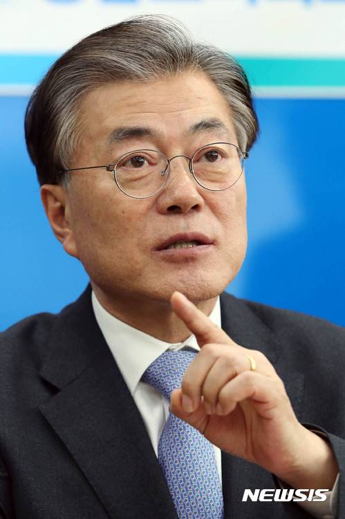 【서울=뉴시스】최동준 기자 = 문재인 더불어민주당 전 대표가 4일 오후 경남 창원시 경남도의회 브리핑룸에서 경남지역 기자간담회를 갖고 질문에 답하고 있다. 2017.01.04. (사진=문재인 전 대표측 제공)   photo@newsis.com