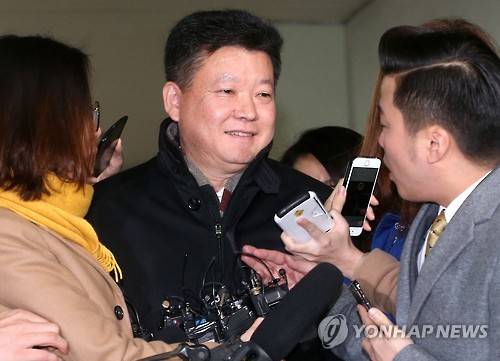 삼성물산과 제일모직 합병을 앞두고 안종범 전 정책조정수석으로부터 국민연금이 합병안에 찬성하도록 하라는 지시를 받았다는 의혹이 있는 김진수 청와대 보건복지비서관이 참고인 신분으로 조사를 받기 위해 지난 5일 오전 서울 강남구 대치동 박영수 특별검사팀 사무실로 들어가고 있는 모습. [연합뉴스 자료사진]