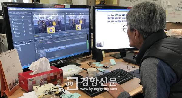 지난달 27일 416TV 사무실에서 편집 작업 중인 문종택씨가 모니터 화면에 시선을 집중하고 있다.   김형규 기자