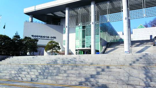 서울 마포구 상암동 박정희대통령 기념·도서관이 5일 찾는 사람 없이 썰렁하다. 국고와 민간 성금 등 300억원 이상을 들여 2012년 개관한 이 도서관의 누적 관광객은 약 17만명에 불과하다.