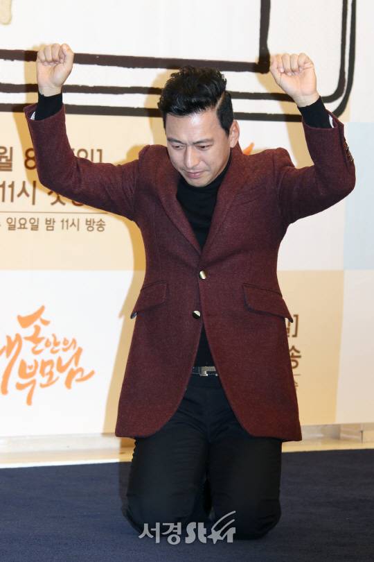 김형범이 6일 열린 MBN 새 관찰 예능 ‘내 손안의 부모님’ 제작발표회에서 포토타임을 갖고 있다./사진=오훈 기자