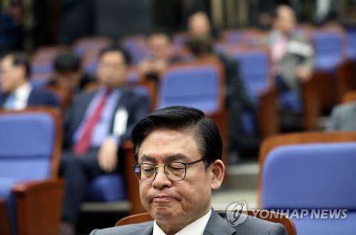 정족수 미달로 지연되는 상임전국위      (서울=연합뉴스) 신준희 기자 = 6일 오후 서울 여의도 국회에서 열린 새누리당 상임전국위원회.       예정됐던 비대위원 구성 안건 처리 등이 정족 수 미달로 지연되자 정우택 원내대표가 난감한 표정을 짓고 있다.     hama@yna.co.kr