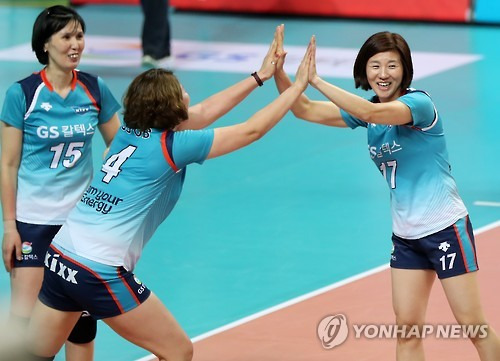 활짝 웃는 장윤희      (서울=연합뉴스) 윤동진 기자 = 6일 오후 서울 장충체육관에서 열린 여자 프로배구 GS칼텍스 구단 OB 대 고려대 남자팀 경기. OB팀 장윤희(오른쪽)가 서브 연속 득점한 김연심과 하이파이브를 하고 있다. 2017.1.6       mon@yna.co.kr