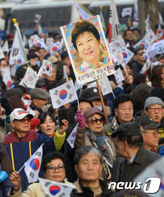 대통령탄핵기각을위한 국민운동본부(탄기국) 회원들이 지난 7일 서울 강남구 특별검사 사무실 앞으로 행진하고 있다.  2017.1.7/뉴스1 © News1 황기선 기자