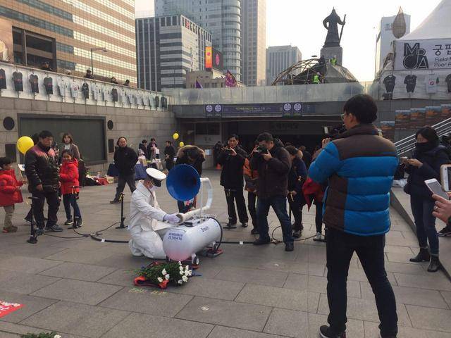 7일 오후 서울 광화문광장에서 거리예술가 이성형씨가 세월호 뱃고동 소리 퍼포먼스를 진행하고 있다. 박수지 기자