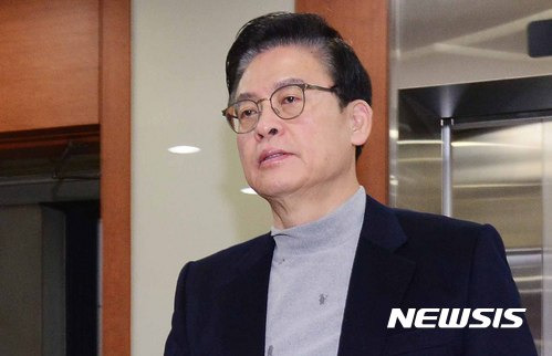 【서울=뉴시스】전신 기자 = 새누리당 정우택 원내대표가 7일 서울 여의도 당사에서 열린 비공개 주요당직자회의에 참석하고 있다. 2017.01.07   photo1006@newsis.com
