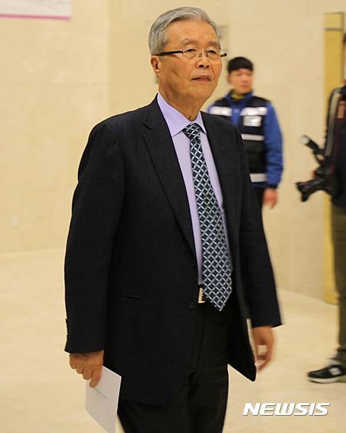 【정선=뉴시스】 김태식 기자 = 7일 더불어민주당 김종인 전 비상대책위 대표가 강원 정선 강원랜드컨벤션호텔에서 열린 신년음악회에 참석한 후 환한 얼굴로 컨벤션홀에서 나오고 있다. 2017.01.07   newsenv@newsis.com