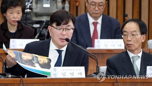 김영재 원장, '안면 시술 의혹은'  (서울=연합뉴스) 배재만 기자 = 김영재 김영재의원 원장이 14일 오전 국회에서 열린 '박근혜 정부의 최순실 등 민간인에 의한 국정농단 의혹사건 진상규명을 위한 국정조사특별위원회' 3차 청문회에서 의원들의 질문에 답하고 있다. 손에 들고 있는 사진은 더불어민주당 박영선 의원이 전달한 박 대통령의 안면 시술 의혹 사진. 2016.12.14   scoop@yna.co.kr