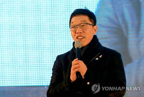 (제주=연합뉴스) 전지혜 기자 = 7일 오후 제주시청 민원실 앞에서 열린 '박근혜 정권 퇴진 제주행동' 주최 12차 제주도민 촛불집회에서 방송인 김제동이 '제주도민과 김제동이 함께 하는 만민공동회'를 진행하고 있다. 2017.1.7      atoz@yna.co.kr