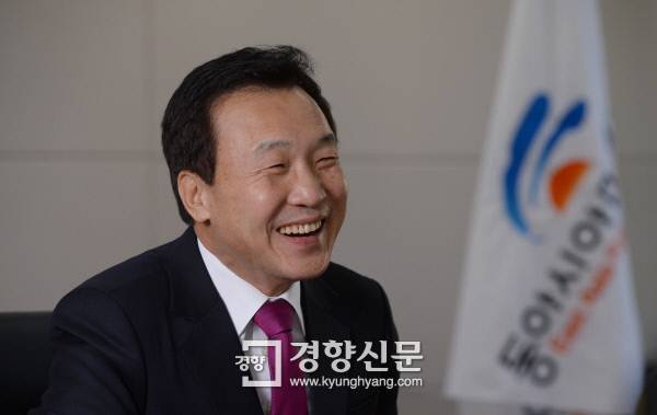 손학규 전 새정치민주연합 상임고문이 8일 서울 마포 사무실에서 경향신문과 신년 인터뷰를 하던 중 활짝 웃고 있다. /강윤중 기자