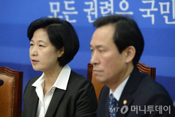 추미애 더불어민주당 대표가 6일 오전 서울 여의도 국회에서 열린 최고위원회의에서 모두발언을 하고 있다. 2017.1.6/뉴스1 <저작권자 © 뉴스1코리아, 무단전재 및 재배포 금지>