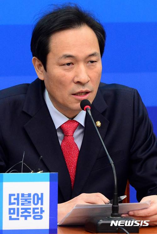 【서울=뉴시스】박주성 기자 = 9일 오전 서울 여의도 국회 더불어민주당 당대표실에서 열린 최고위원회의에서 우상호 원내대표가 모두발언을 하고 있다.    이날 우상호 원내대표는 "역사 가해자가 큰소리치고 피해자 전전긍긍하는 외교 세상에 어딨냐"며 "외교장관은 아베에게 10억엔 돌려주자"고 말했다. 2017.01.09.   park7691@newsis.com