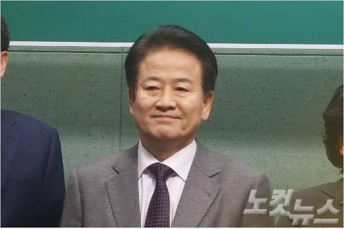 국민의당 정동영 의원이 전북도의회에서 열린 기자회견에서 개헌에 반대하는 세력은 기득권 청산대상이라고 비판했다(사진=도상진 기자)