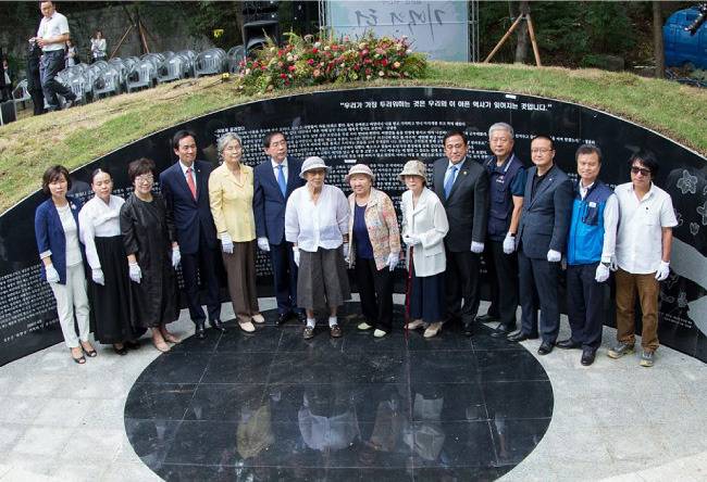 2016년 8월 29일 서울 남산 옛 통감관저 터에서 ‘일본군 위안부 기억의 터’ 제막식이 열렸다. [동아일보]