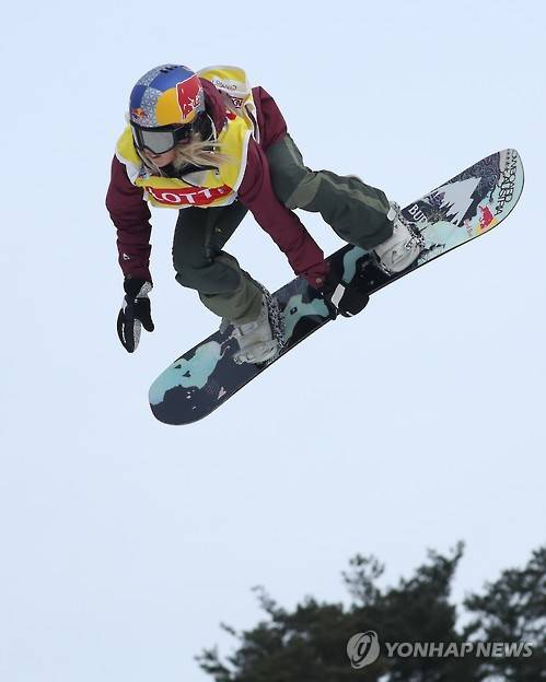 2016년 11월 26일 강원 평창군 알펜시아에서 열린 국제스키연맹(FIS) 스노보드 월드컵 빅 에어여자 결선에서 우승을 차지한 오스트리아 안나 가서의 기술 모습[연합뉴스 자료사진]