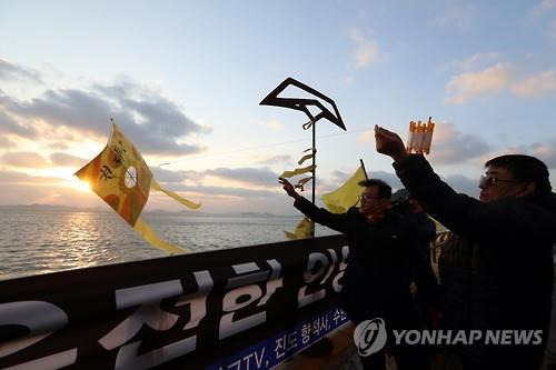 (진도=연합뉴스) 정회성 기자 = 세월호 참사 1천일째를 맞은 9일 오후 전남 진도군 팽목항 방파제에서 미수습자 가족 권오복(오른쪽)씨가 동생 재근씨의 귀환을 염원하며 연을 띄우고 있다.