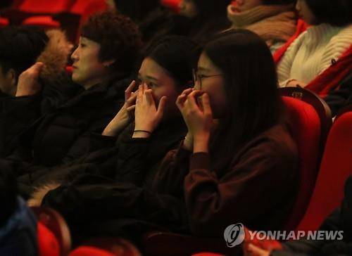 (안산=연합뉴스) 홍기원 기자 = 9일 오후 경기도 안산시 단원구 안산문화예술의전당에서 열린 '세월호 참사 1천일 추모음악회'에서 관객들이 4.16합창단의 공연을 보며 눈물을 흘리고 있다.
