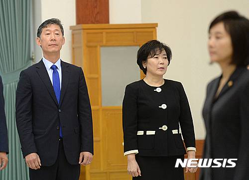 청와대 신임 장관 임명장 수여식에 함께 자리한  조윤선(오른쪽) 신임 문화체육관광부장관의 남편 박성엽(왼쪽) 변호사. 뉴시스