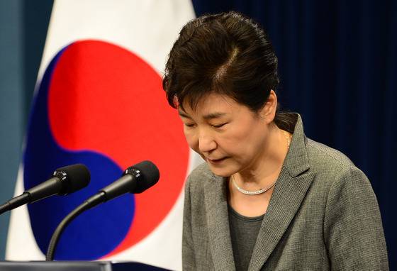 박근혜 대통령이 지난해 11월 29일 오후 청와대 춘추관에서 제3차 대국민담화 발표를 마친뒤 고개숙여 인사하고 있다./ 사진=뉴스1