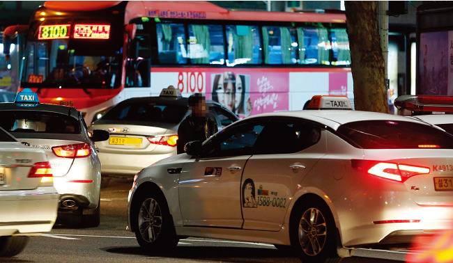 2016년 12월 13일 새벽 서울 종로2가를 지나는 택시들. 서울 택시기사의 평균 연령은 61.4세로 고령화가 심각하다. [동아일보]