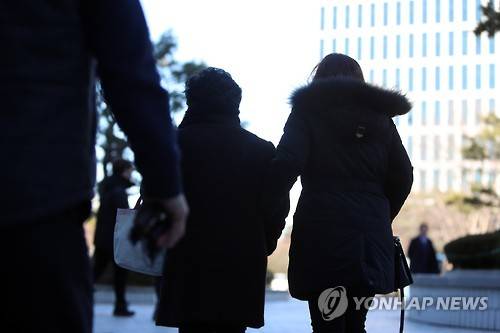 '드들강 살인' 16년 만의 단죄      (광주=연합뉴스) 정회성 기자 = 16년간 장기 미제 사건이었던 '나주 드들강 여고생 살인' 1심 선고 공판이 열린 11일 오전 피해자 유족이 광주 동구 지산동 광주지방법원을 나서고 있다. 재판부는 이날 강간 등 살인 혐의로 기소된 김모(40)씨에게 무기징역을 선고했다. 2017.1.11      hs@yna.co.kr