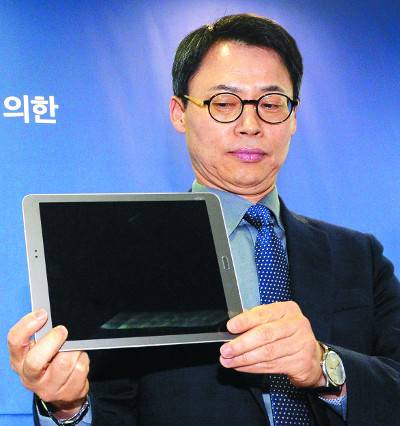 국정농단 사건 특별검사팀 대변인 이규철 특검보가 11일 오후 서울 강남구 대치동 특검 사무실에서 최순실씨 조카 장시호씨가 제출한 태블릿PC를 들어 보이고 있다. 뉴시스