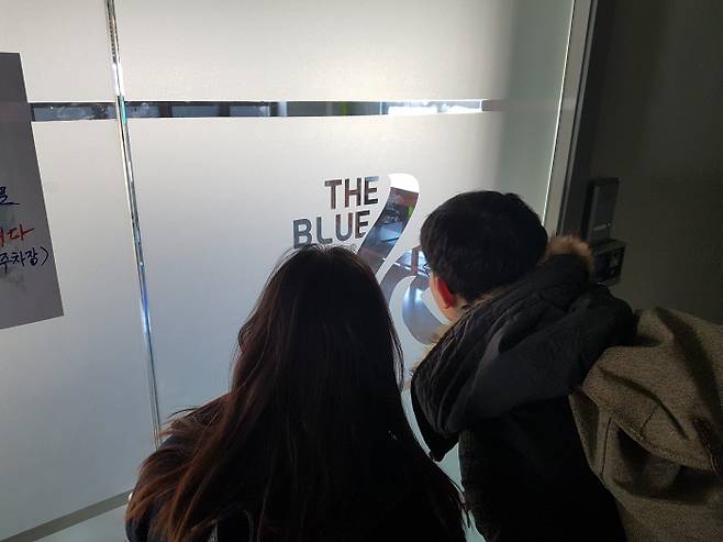 사진설명=최순실 현장투어 중인 대학생 김모씨(25·여·중앙대) 전모씨(28.연세대)가 ’최순실 태블릿PC’ 가 발견된 더블루케이(The Blue K) 사무실 내부를 들여다보고 있다. [임형준 기자]