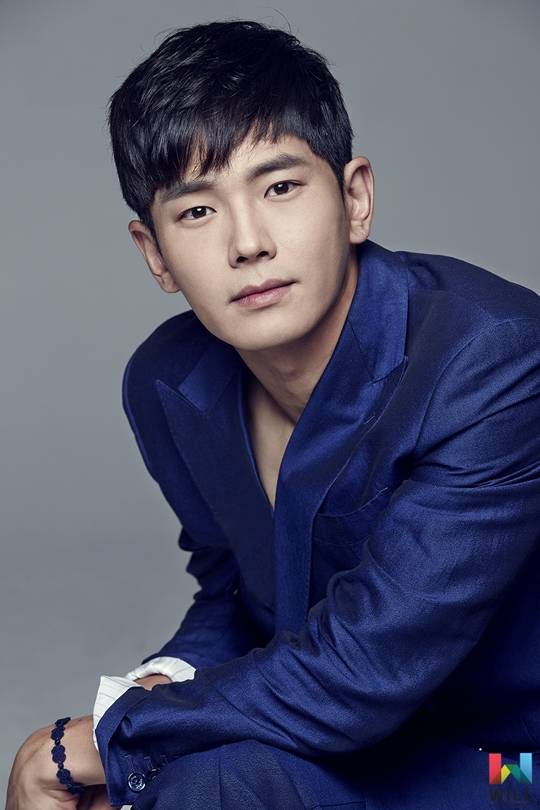 온주완, 윤동주-달을 쏘다.