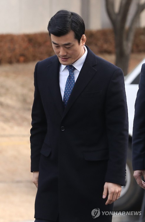 대심판정으로 향하는 이영선 청와대 행정관    (서울=연합뉴스) 김주성 기자 = 세월호 참사 당일 청와대 관저에서 박 대통령을 보좌한 것으로 알려진 이영선 청와대 행정관이 12일 오전 서울 종로구 헌법재판소에서 열린 탄핵심판 사건 4차 변론에 증인으로 출석하기 위해 대심판정으로 향하고 있다. 2017.1.12  utzza@yna.co.kr  (끝)