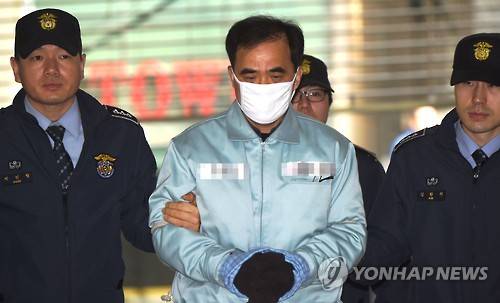 김종 전 문화체육관광부 차관이 지난 12일 오후 박근혜-최순실 게이트'를 수사중인 박영수 특별검사팀에 소환되고 있는 모습. [연합뉴스 자료사진]