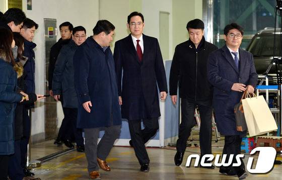소환조사를 마친 이재용 삼성전자 부회장이 13일 오전 서울 강남구 대치동 특검사무실을 나서고 있다. 2017.1.13/뉴스1 © News1 박세연 기자
