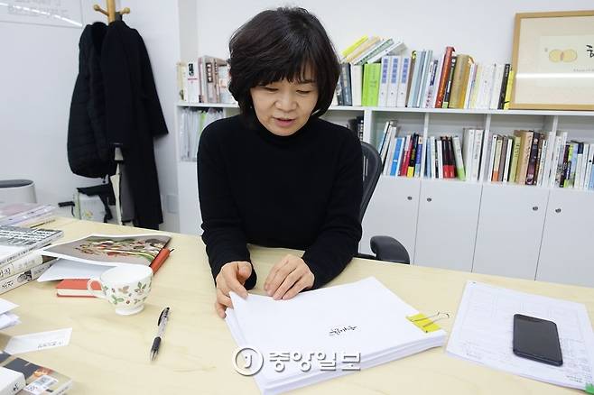 곧 나올 자신의 책 『순대실록』의 마지막 교정쇄를 보며 책을 쓰게 된 계기와 과정을 설명하는 육경희 사장.