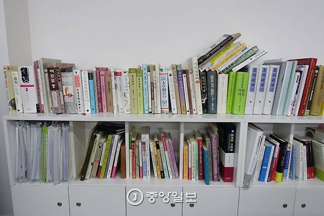 육경희 사장의 책상 뒤 서가에는 순대를 공부하며 읽은 책 100여 권이 빼곡히 꽂혀 있다.